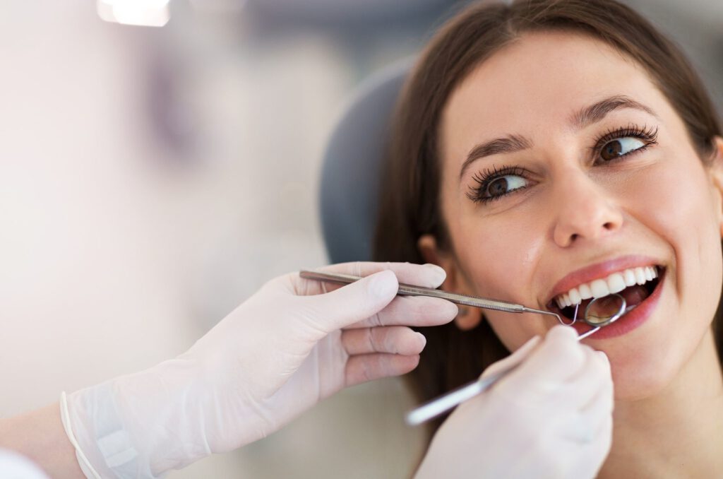 מהם הנזקים הנגרמים מנוכחות אבנית על גבי השיניים?